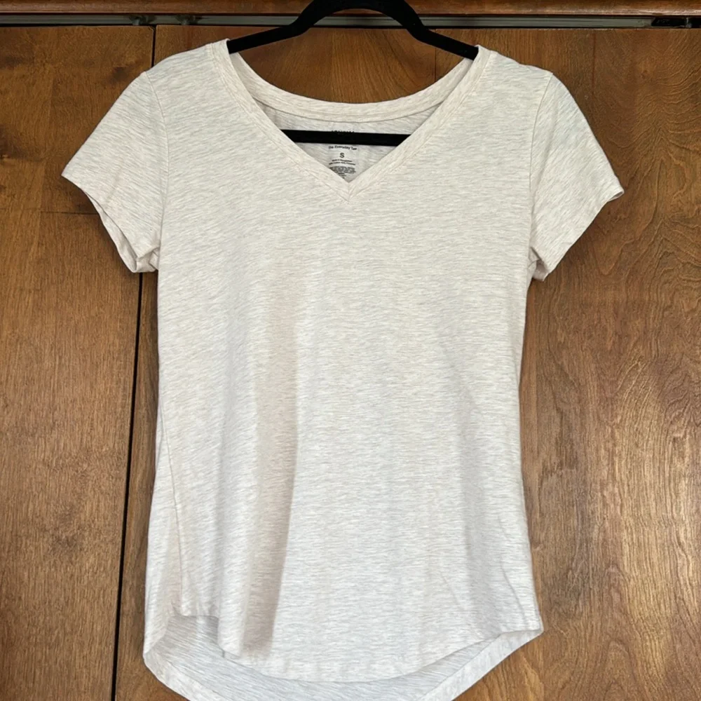 4 basic v-neck tees - Picture 7 of 10
